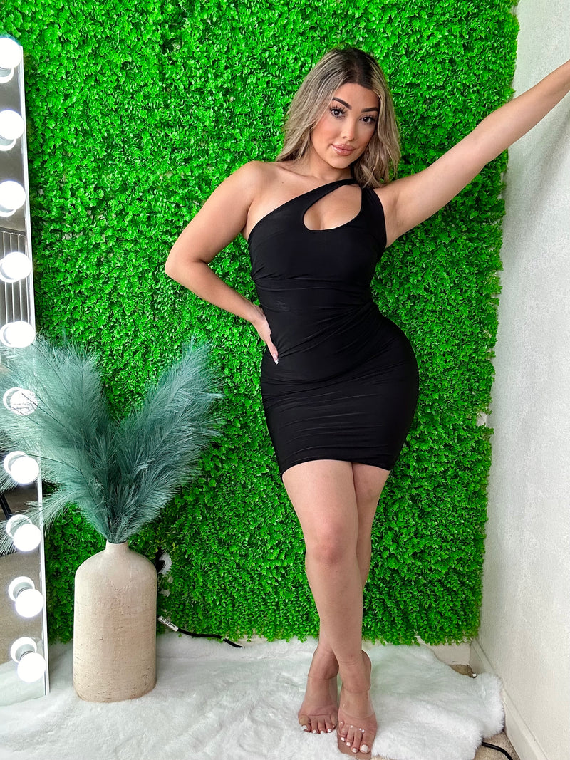 one shoulder cut out sexy mini dress, double layred black mini dress, perfect date night outfits, top 10 outfits for date night, beautiful women with balayage hair styles, zade fashion, grass wall pose ideas, diy grass wall 