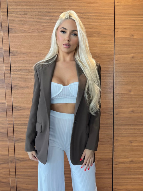 ZADEFASHION white ribbed two-piece crop top and wide-leg pants styled with brown oversized blazer, front view on blonde model