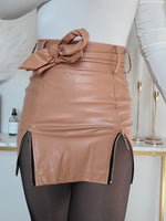 khaki leather skirt, khaki skirt, khaki outfits, faux leather skirt, skirt with slit, skirt with zipper, double zipper, skirt with belt